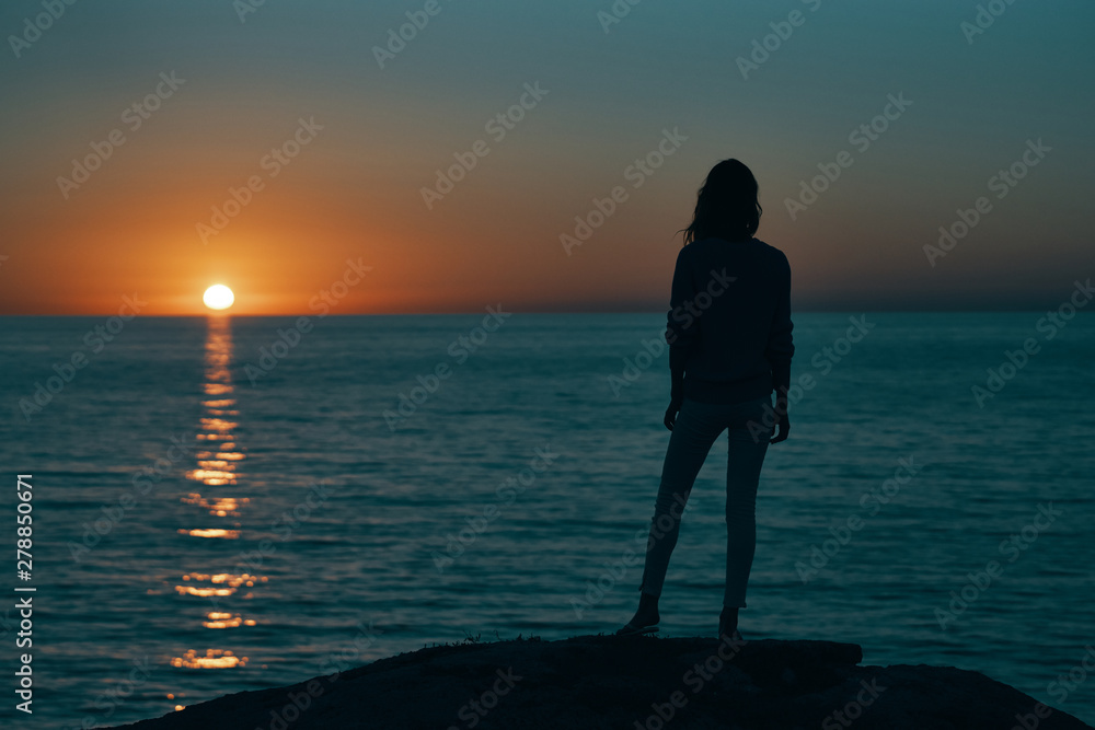 Fototapeta premium silhouette of woman on sunset