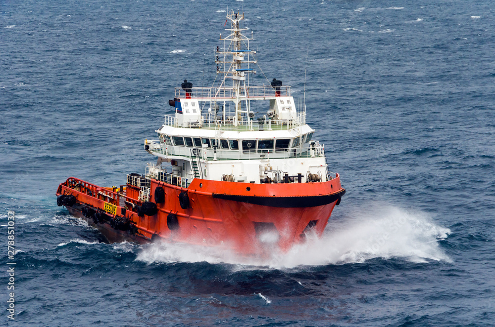 Sea tow in the high sea Sea tow in the high sea