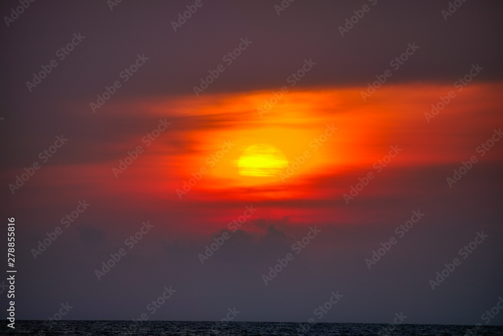  Dieses einzigartige Bild zeigt den gigantischen Sonnenuntergang auf den Malediven. eineinzig artiges Farbschauspiel wie der Himmel sich Orange färbt