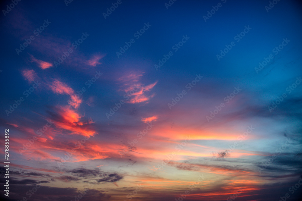 Obraz premium Dieses einzigartige Bild zeigt den gigantischen Sonnenuntergang auf den Malediven. eineinzig artiges Farbschauspiel wie der Himmel sich Orange färbt