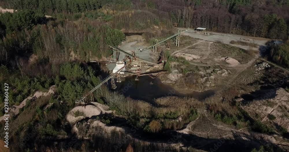 Diese Anlage steht seit vielen Jahren still und rostet vor sich hin. Drohnenaufnahme spirale nach oben.
