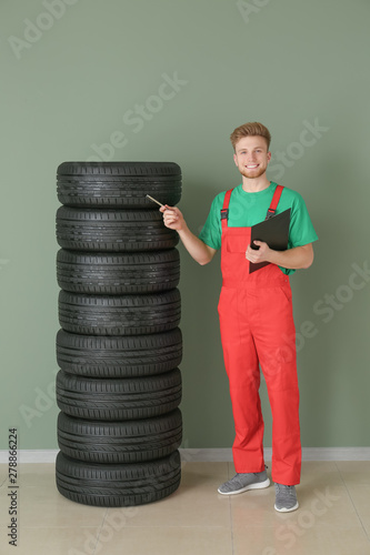 Young male mechanic with ca...