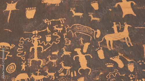 Fototapeta strzał z petroglifu sztuki indian amerykańskich sceny polowania na gazecie