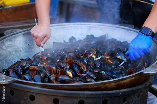 Fresh mussels at grill pan