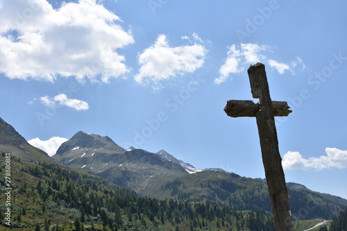 Defereggen, Kreuz, Gipfelkreuz, Holz, Holzkreuz, verwittert, Gipfelsieg, Himmel, Staller Sattel, Vilgrater Berge, Pass, Passübergang, Grenze, Österreich, Italien, Tirol, Osttirol, Lienz, Südtirol, Boz photo