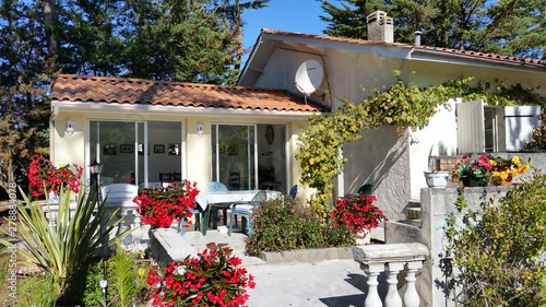 Fototapeta Naklejka Na Ścianę i Meble -  Maison avec verdure