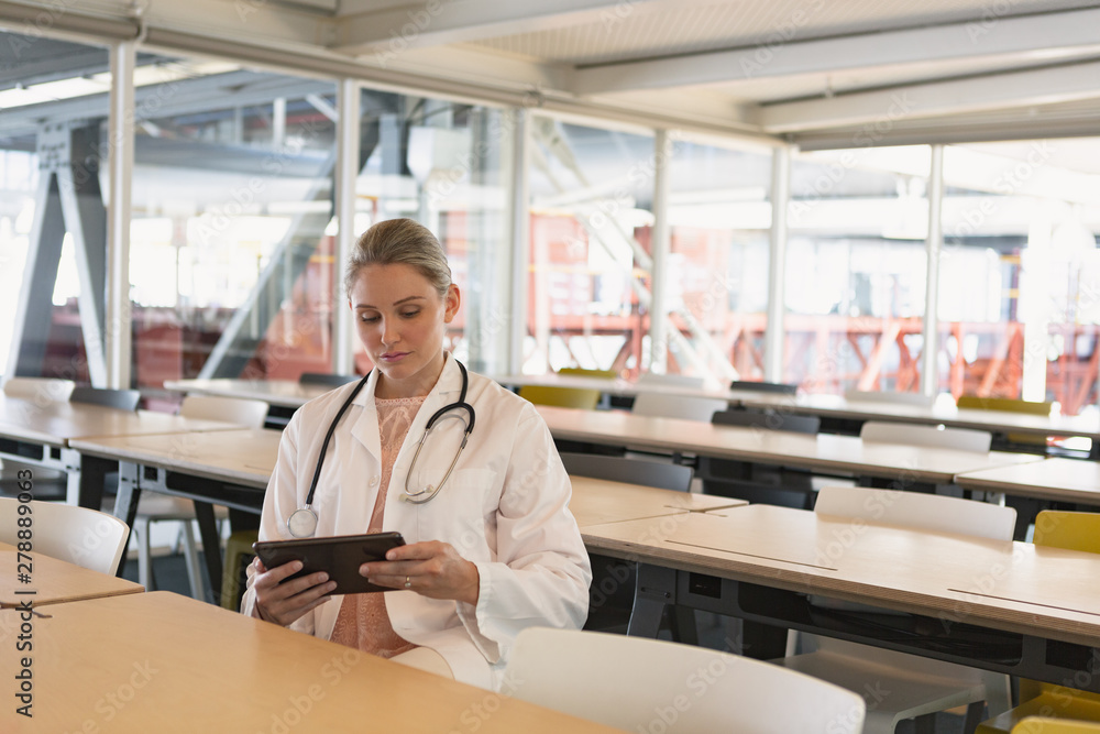 Obraz premium Female doctor using digital tablet in the medical seminar