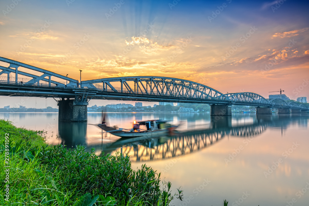 Fototapeta premium Dawn at Trang Tien Bridge. This is a Gothic architectural bridge spanning the Perfume river from the 18th century designed by Gustave Eiffel in Hue, Vietnam