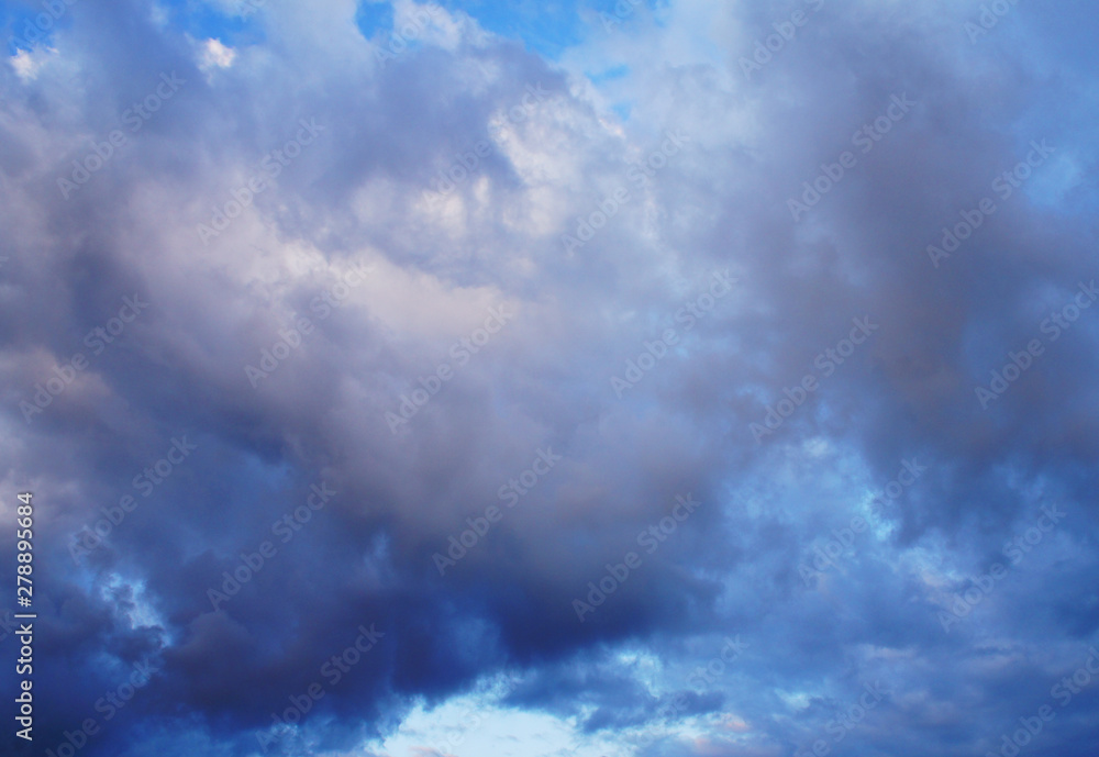 Fototapeta premium White and blue contrasting blue clouds in the sky.