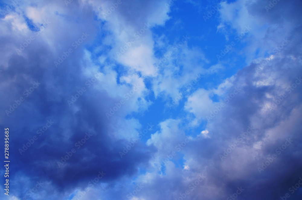Fototapeta premium White and blue contrasting blue clouds in the sky.