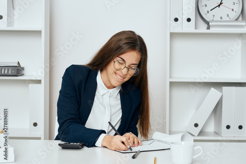 businesswoman working in office © SHOTPRIME STUDIO