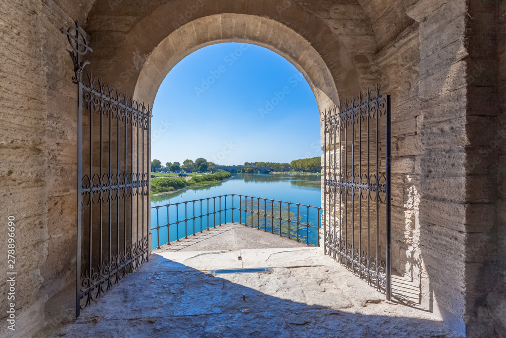 Le Rhône vu du Pont d’Avignon, France  - obrazy, fototapety, plakaty 