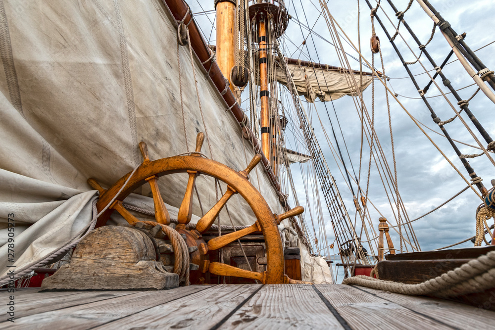 barco velero de madera antiguo con cuerdas y velas foto de Stock | Adobe  Stock