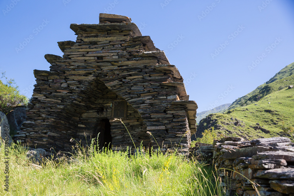 Obraz premium Mutso. Ruins of Mutso village in Khevsureti region, Georgia, Caucasus