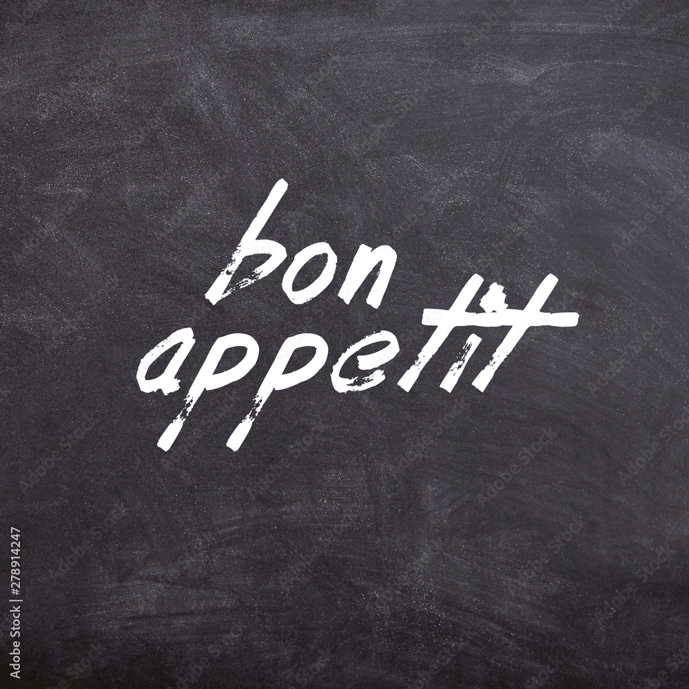 Obraz premium Bon Appetit Spruch auf Tafel für Küche mit Kreide Schrift