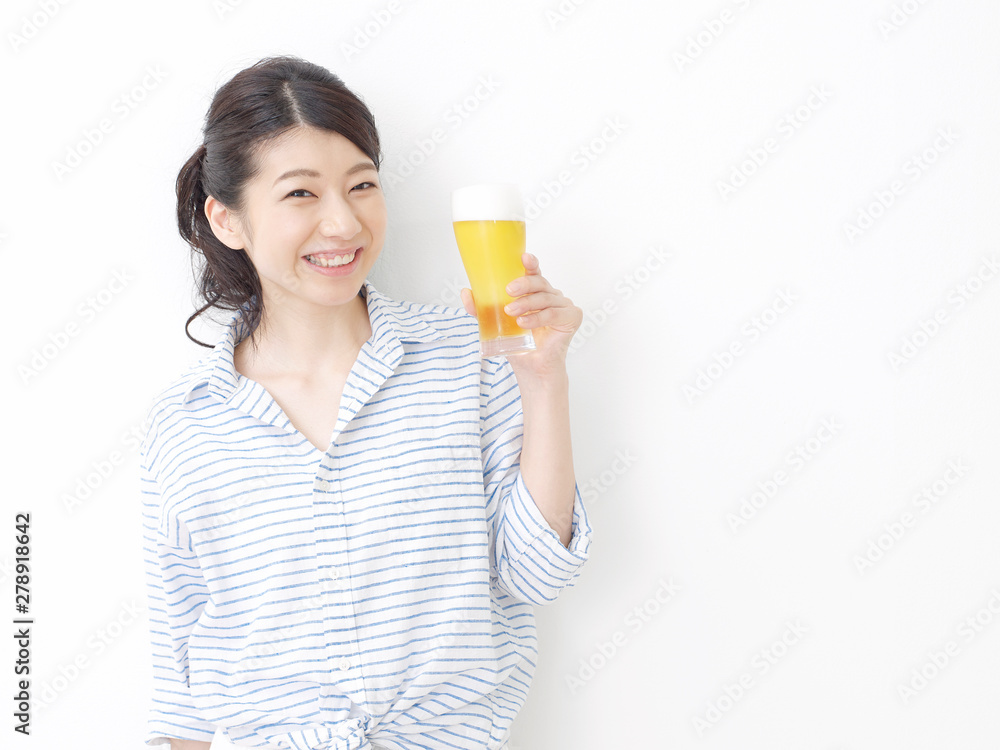 ビールを飲む女性 ビールを飲む女性
