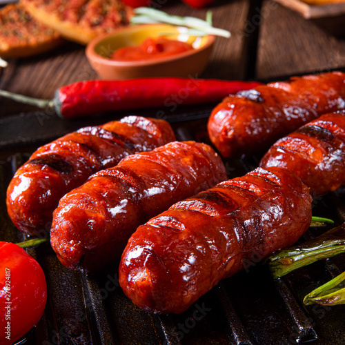 Canvas-taulu Chili chorizo ​​sausage with tomato bruschetta