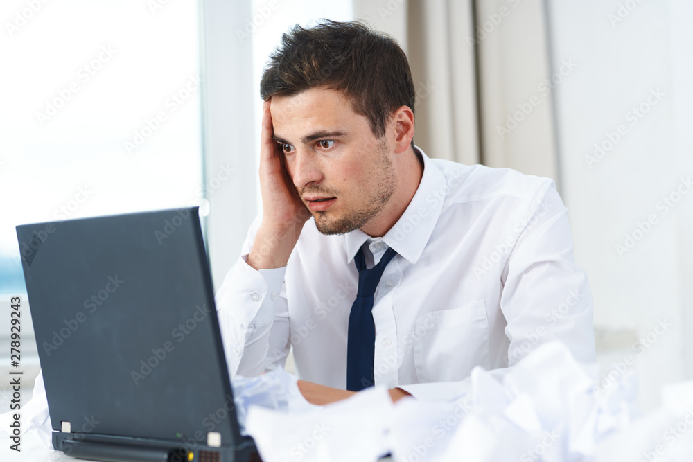 Obraz premium businessman working on laptop in his office