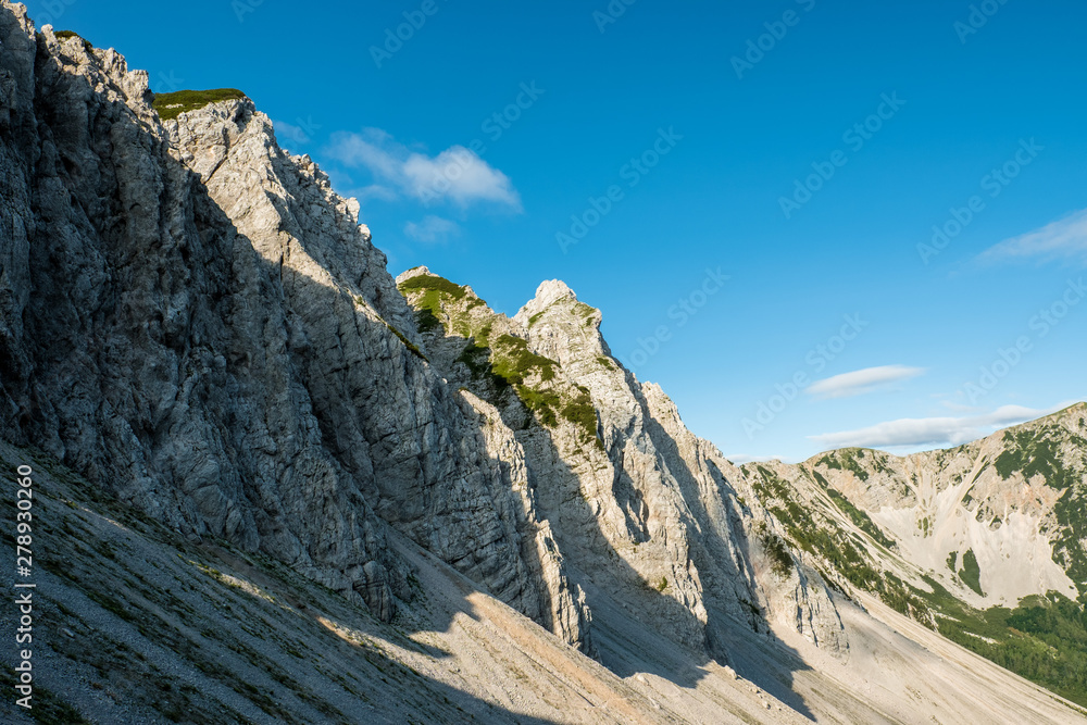 Steile Felswand in den Karawanken im Süden der österreichischen Alpen