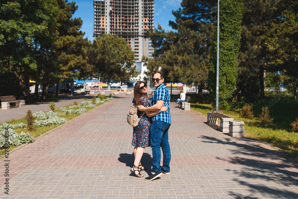 Obraz premium hugging couple in sunglasses