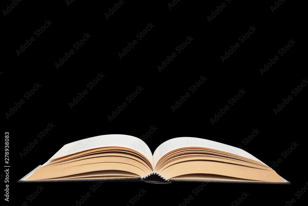 Obraz premium otwarta książka na białym tle na czarnym tle ze ścieżką przycinającą i skopiuj miejsce na tekst