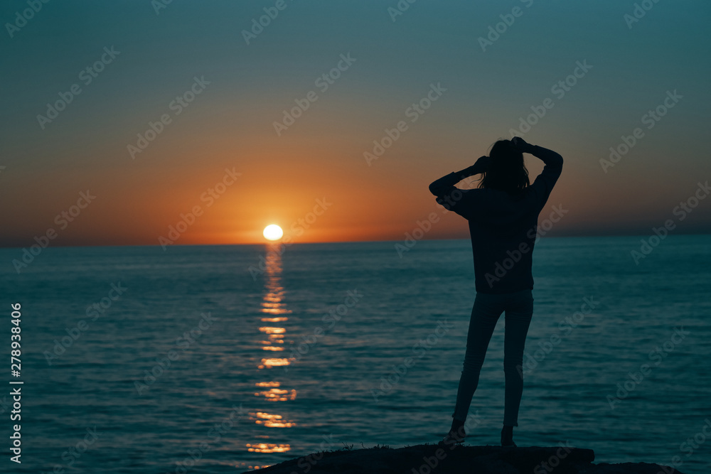 Fototapeta premium silhouette of a woman at sunset