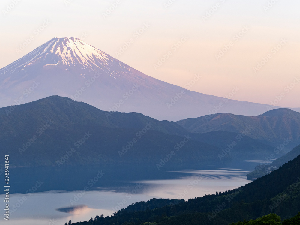 Fototapeta premium 富士山と湖