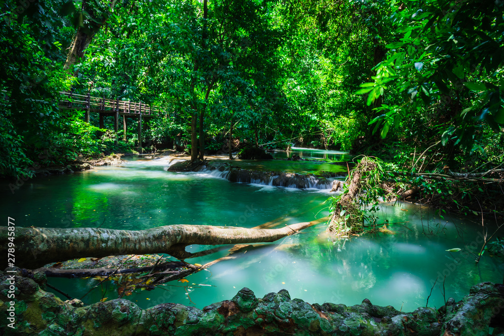 Fototapeta premium Krajobraz Wodospad Niż Bok Khorani. (Park Narodowy Thanbok Khoranee) podróżny szlak dydaktyczny W wilgotnym lesie. Badanie przyrody. Wdzięki kobiece. Tajlandia.
