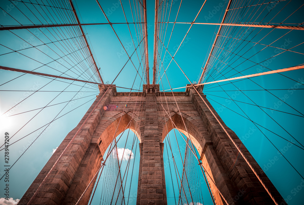 Obraz premium Structural detail of the Brooklyn Bridge with blue sky background