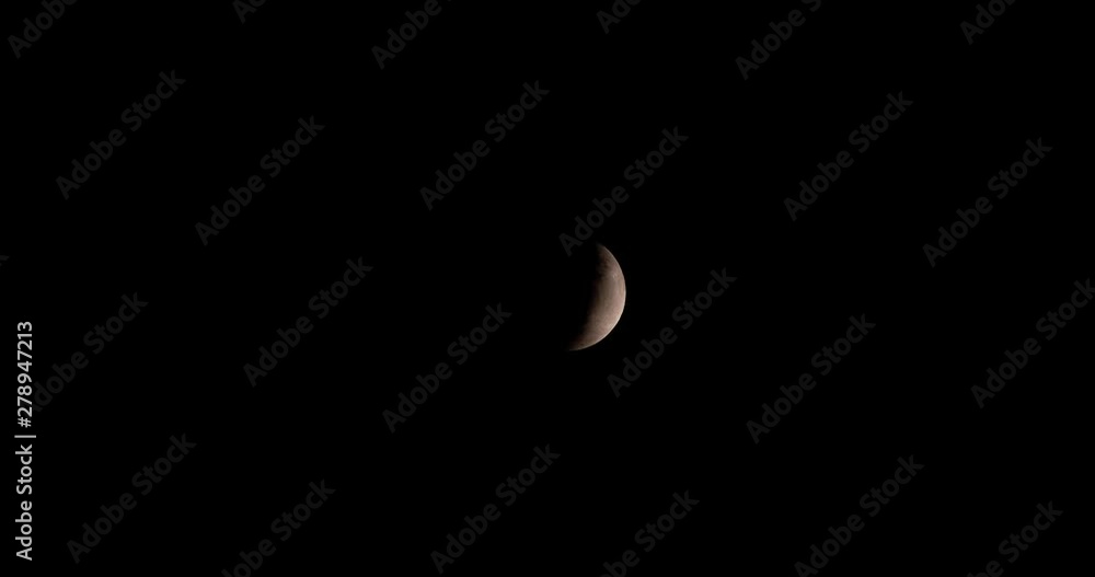 Eclissi parziale di luna o lunare. Time lapse con telescopio Eclissi parziale di luna o lunare. Time lapse con telescopio