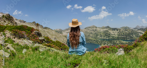 Frau mit Strohhut im Naturreservat Néouvielle in den Pyrenäen