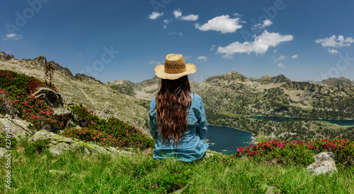 Frau mit Strohhut im Naturreservat Néouvielle in den Pyrenäen