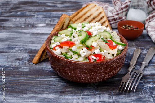Fotografia Fresh vegetable salad with cottage cheese