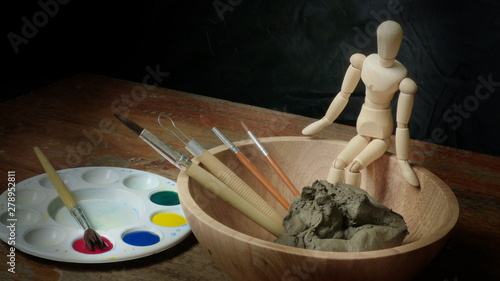 Wooden puppets and equipment related to art creation