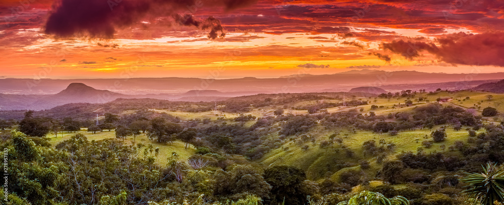 Sunset in Santa Rosa in Costa Rica - obrazy, fototapety, plakaty 