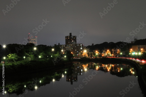 夜の川面に映る街の灯り
