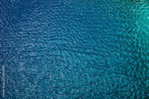 Türkises Wasser Oberfläche mit kleinen Wellen Hintergrund