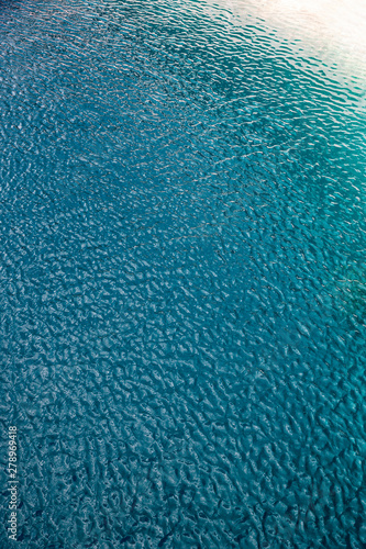 Türkises Wasser Oberfläche mit kleinen Wellen Hintergrund