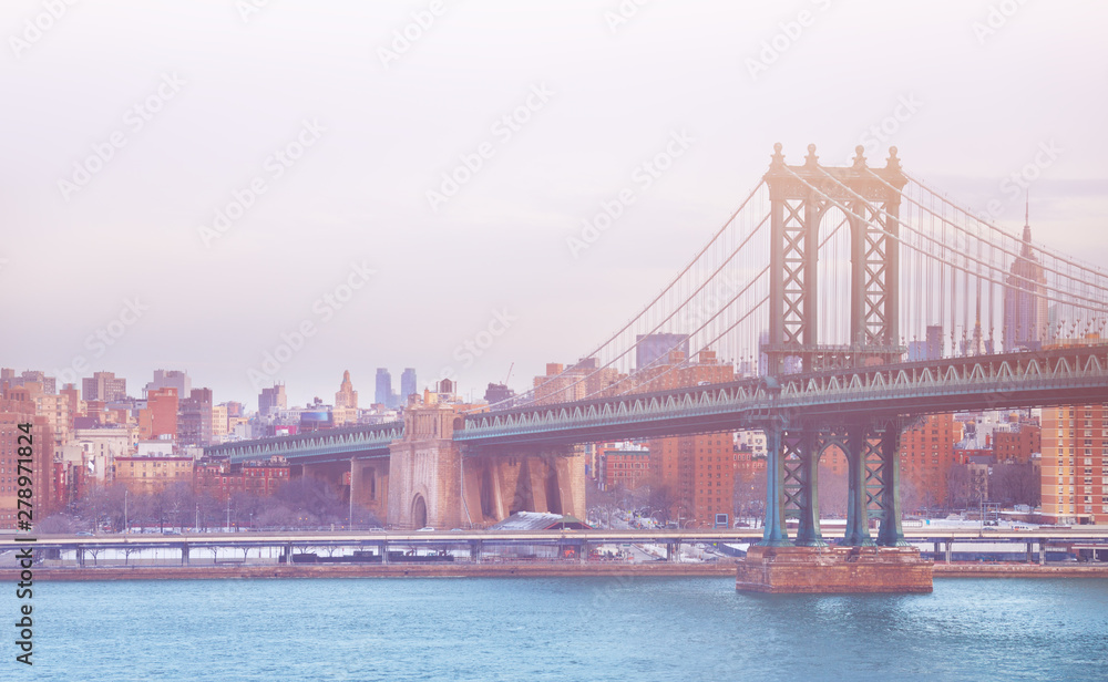 Obraz premium Manhattan Bridge on a winter day in New York, USA