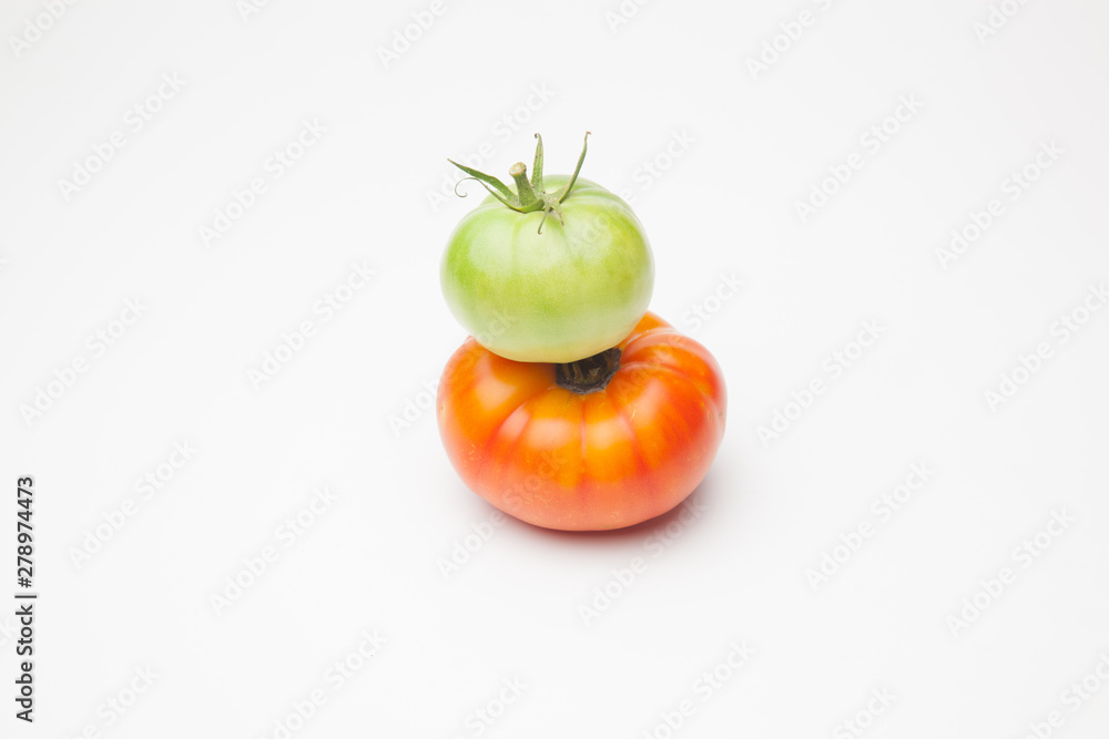 Proceso de maduración del tomate, se recoge verde de la planta y se deja madurar fuera, en neveras para que llegue y se mantenga fresco durante mucho tiempo Proceso de maduración del tomate, se recoge verde de la planta y se deja madurar fuera, en neveras para que llegue y se mantenga fresco durante mucho tiempo