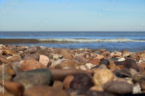 praia com pedras