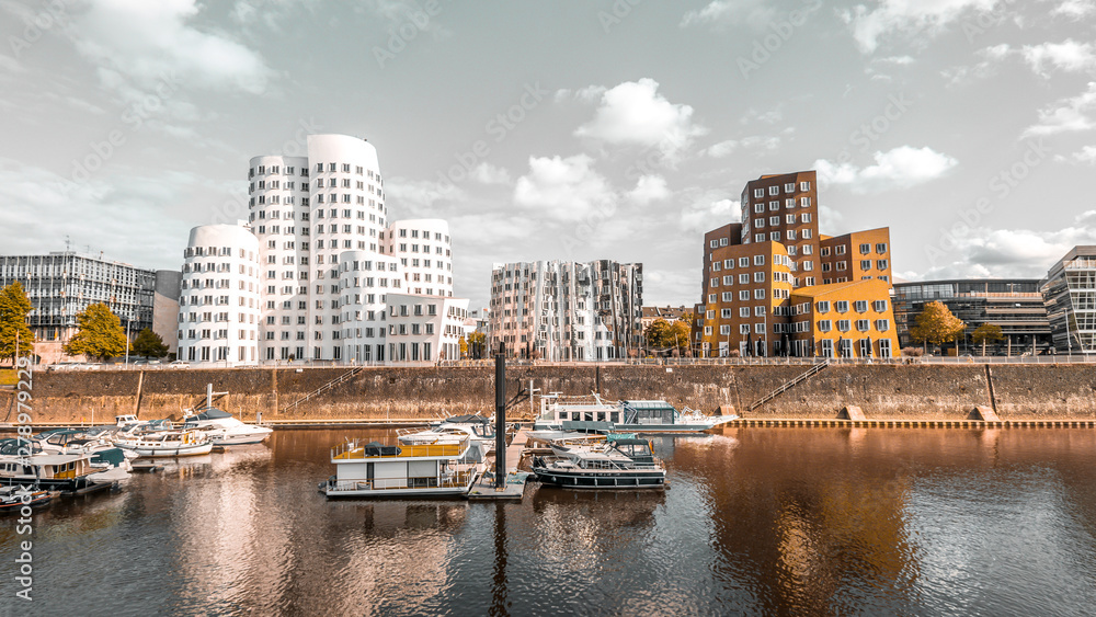 Der Medienhafen in Düsseldorf ist immer ein tolles Touristen Ziel für Architektur Fans
