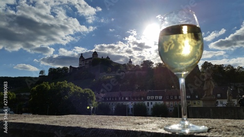 Würzburg Panorama Frankenwein im Glas auf Mainbrücke vor Festung Marienbergg