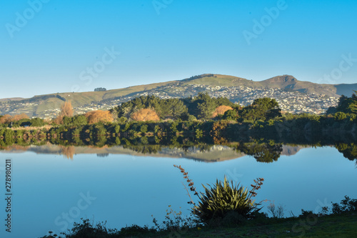EL reflejo del bosque y los montes en el tranquilo lago