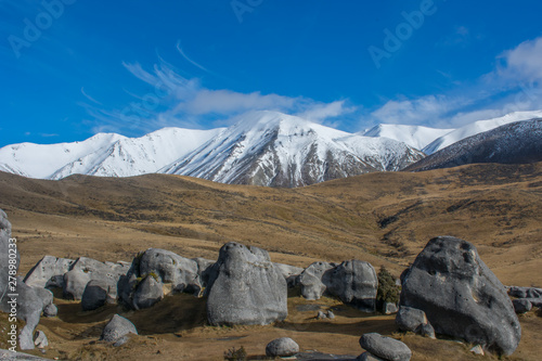 La nieve completa el paisaje luego del camino.