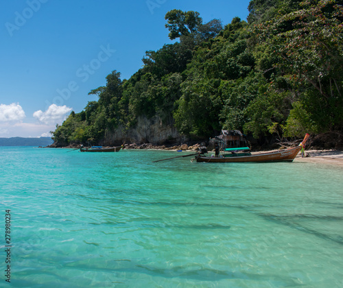 El paraiso en Tailandia, aguas verdes, arenas blancas