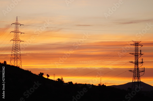 torres  electricas de distribucion energia electrica   alta  tension fondo nubes multicolores