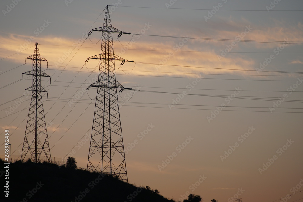 torres electricas de distribucion energia electrica   alta  tension fondo nubes multicolores