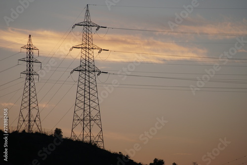 torres electricas de distribucion energia electrica alta tension fondo nubes multicolores