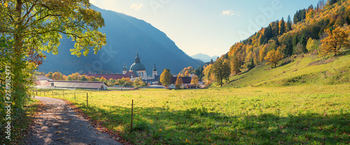 Foto goldener Oktober in Oberbayern - malerische Landschaft um das Kloster Ettal